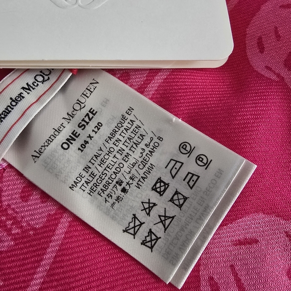 Alexander McQueen Skull Wool Scarf Fuchsia - Picture 5 of 6